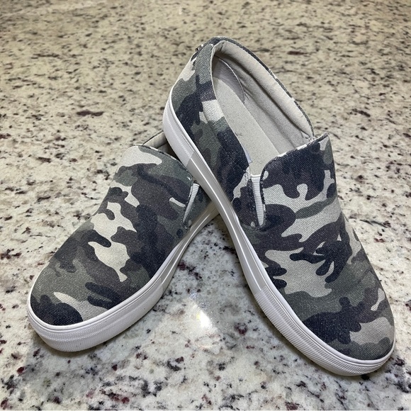 Steve Madden Green Camouflage Slip On Sneakers Size 8 Gills-C Women’s Canvas - Picture 1 of 9